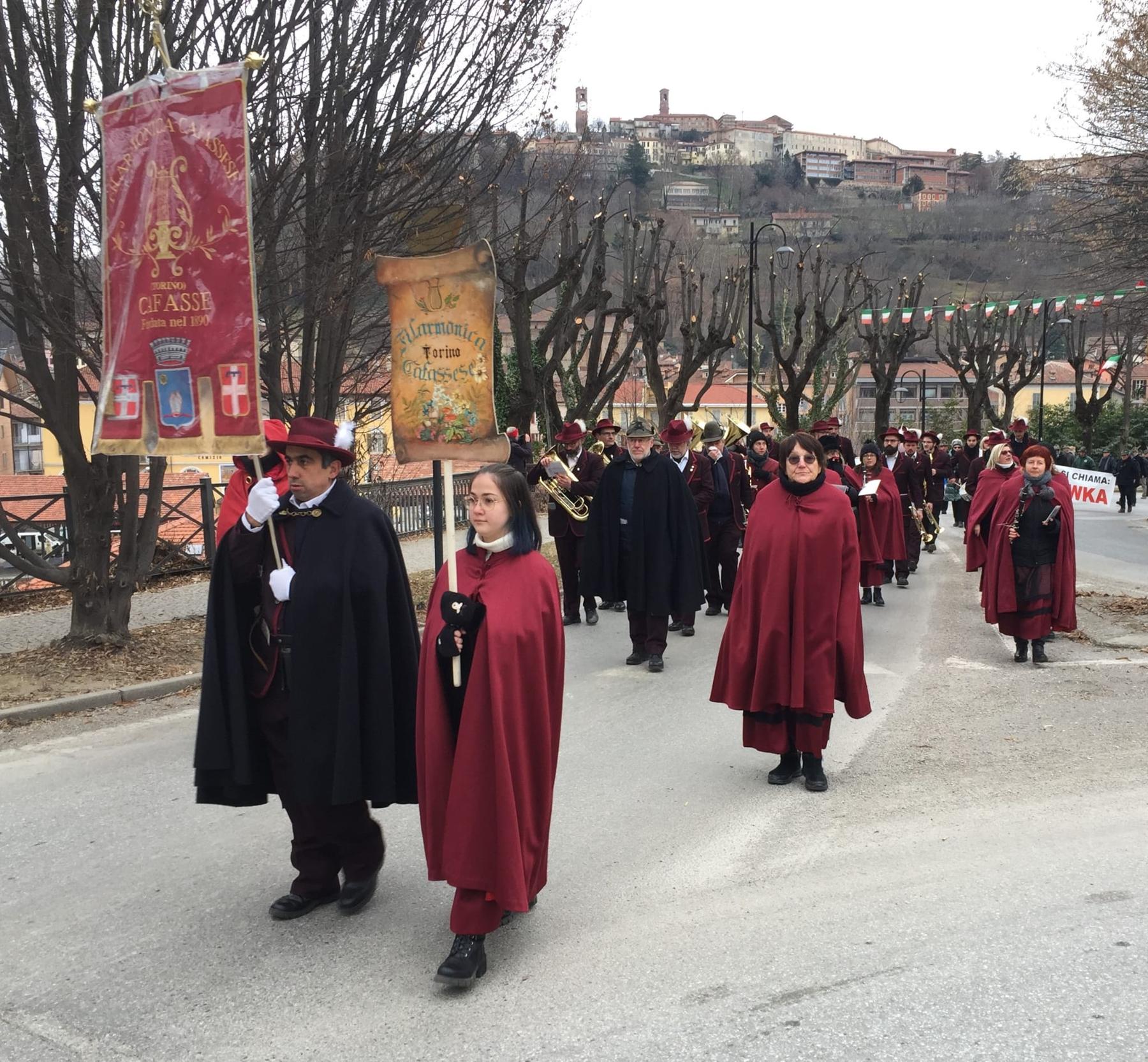Sfilata con stendardi a Mondovì