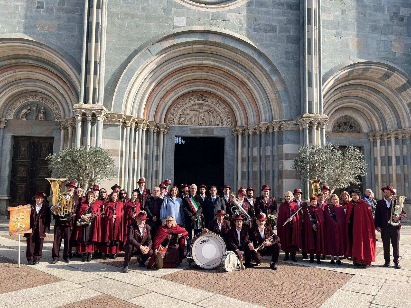 La banda davanti alla basilica di Vercelli